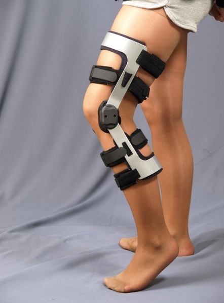 Фиксатор коленного сустава для реабилитации и спорта