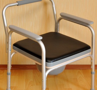 Кресло-туалет с мягкой крышкой для сиденья